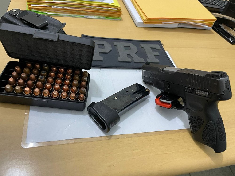 Homem é preso pela PRF na BR-101, em Imbituba por porte ilegal de arma de fogo