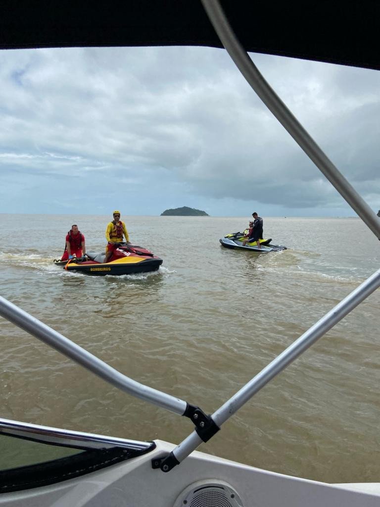 Corpo é resgatado pelos bombeiros no mar, em Piçarras