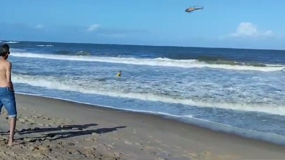 Vídeo: Bombeiros fazem busca por homem que se afogou em praia de Barra Velha