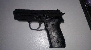 Homem é levado à delegacia, após ser abordado com arma de brinquedo e ofender policiais em Blumenau