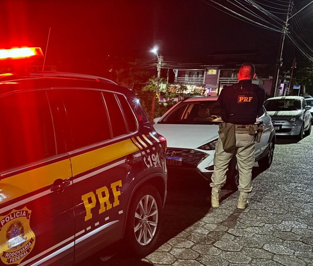 PRF recupera carro que não foi devolvido à locadora na BR-101, em Garopaba