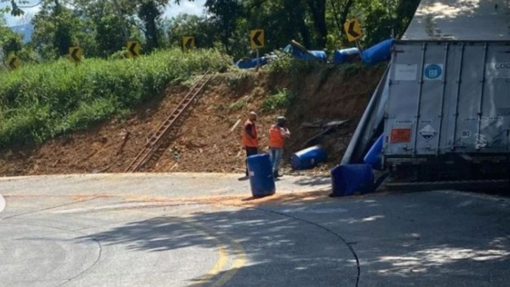Serra Dona Francisca: trânsito é parcialmente liberado após acidente com caminhão carregado com ácido sulfônico