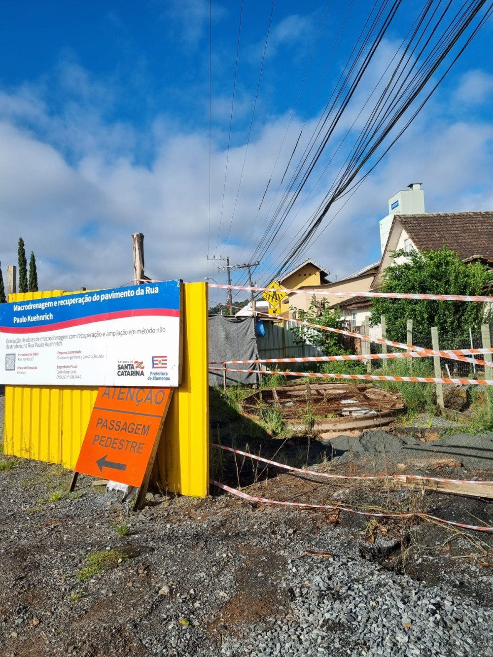 Obra de macrodrenagem parada na rua Paulo Kuehnrich preocupa moradores do bairro Itoupava Norte