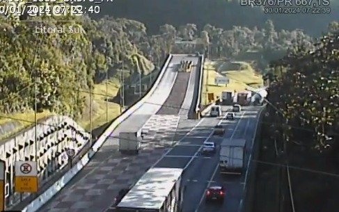 Vídeo: Caminhão tem pane mecânica e utiliza área de escape na BR-376 entre PR e SC