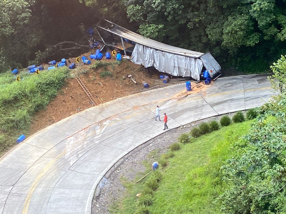 Caminhão que tombou na Serra Dona Francisca vai passar por perícia para tentar identificar possível falha mecânica