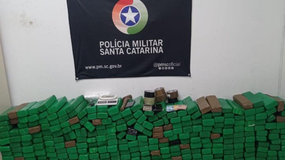 Dois homens são presos com 358 kg de maconha em Blumenau
