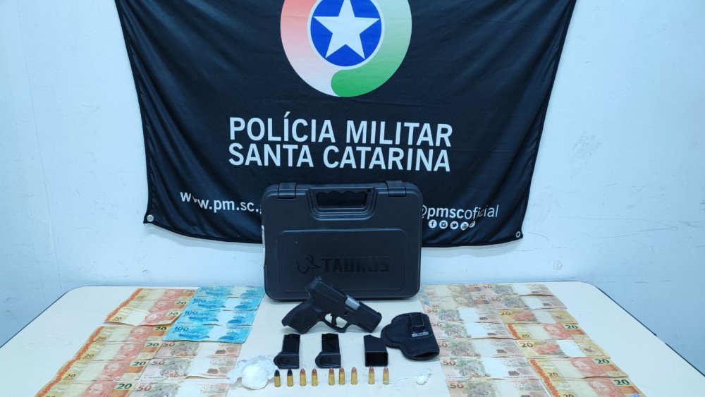 Polícia prende dois homens por porte ilegal de arma e tráfico de drogas em Blumenau