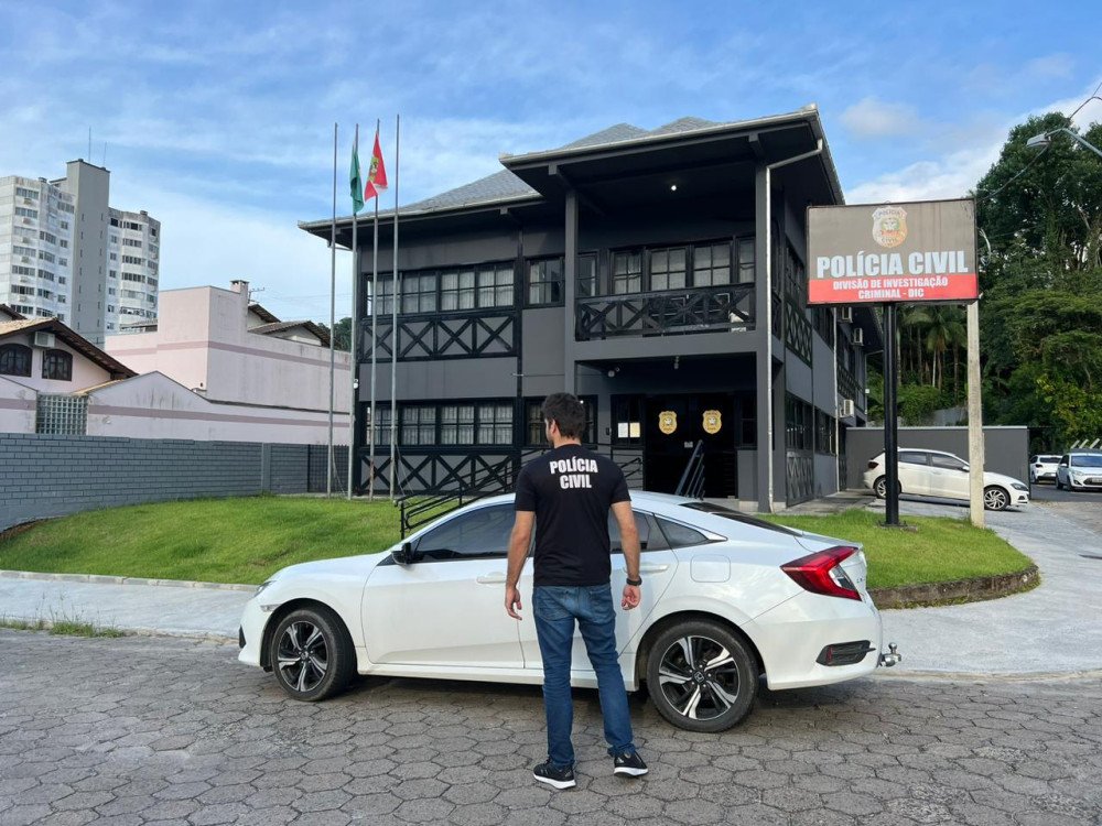 Polícia Civil de Blumenau recupera veículo roubado que estava com placas clonadas