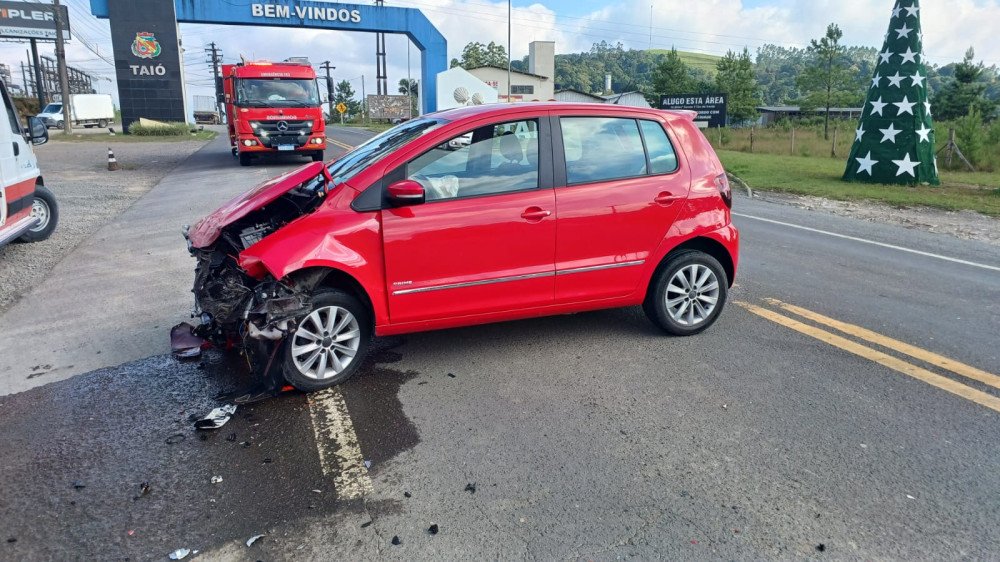 Mulher é levada ao hospital após acidente entre dois carros em Taió