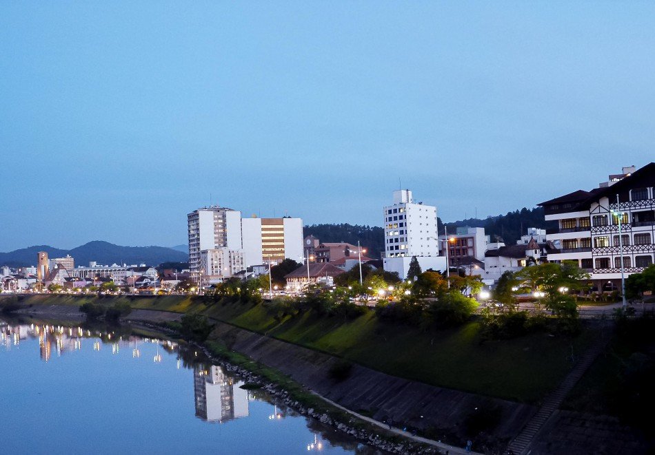 Iluminação pública da Avenida Beira-Rio em Blumenau também será revitalizada, obras iniciam a partir da próxima semana