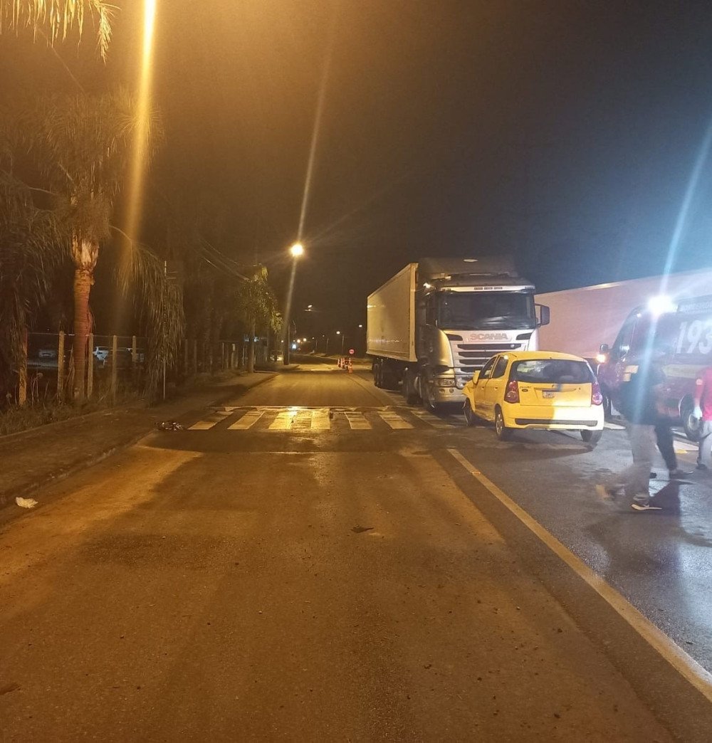 Motorista morre em colisão frontal entre carro e caminhão em Jaraguá do Sul
