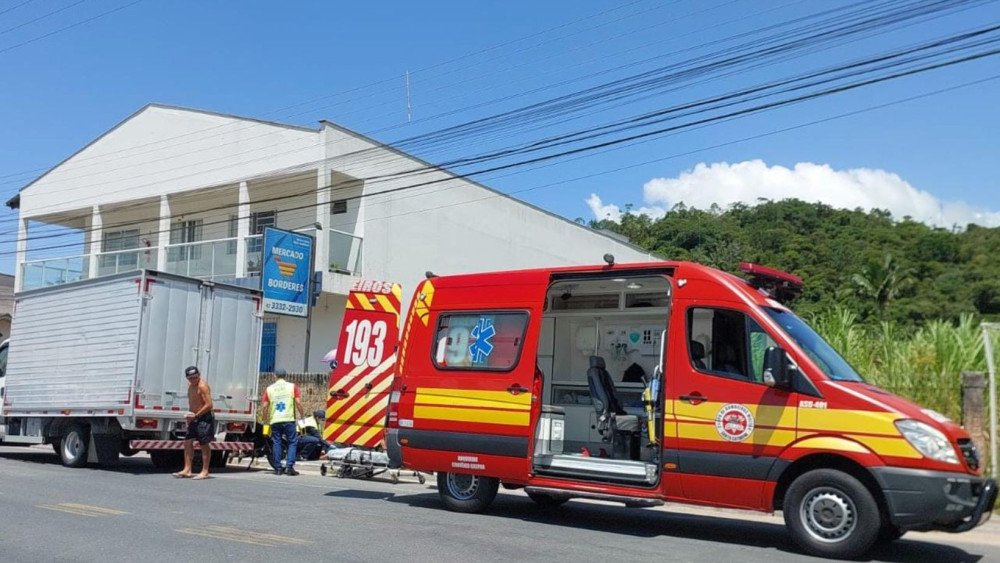 Motociclista fica ferido em acidente com caminhão em Gaspar