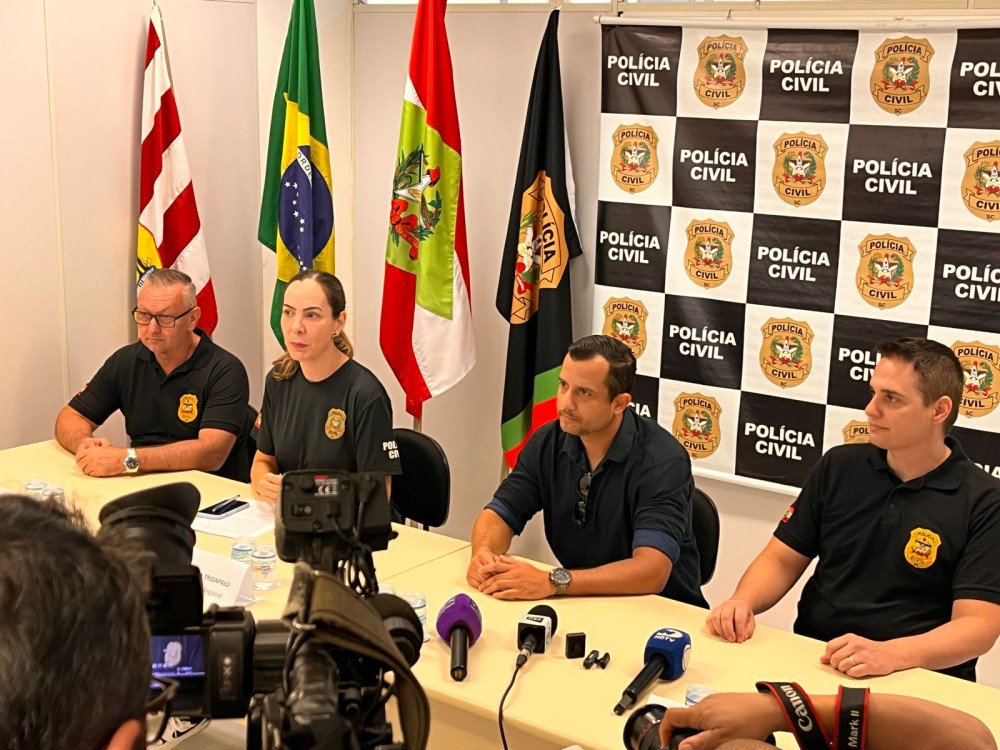 Ao vivo: Polícia Civil detalha investigação que prendeu jovem que planejou morte dos pais em Indaial