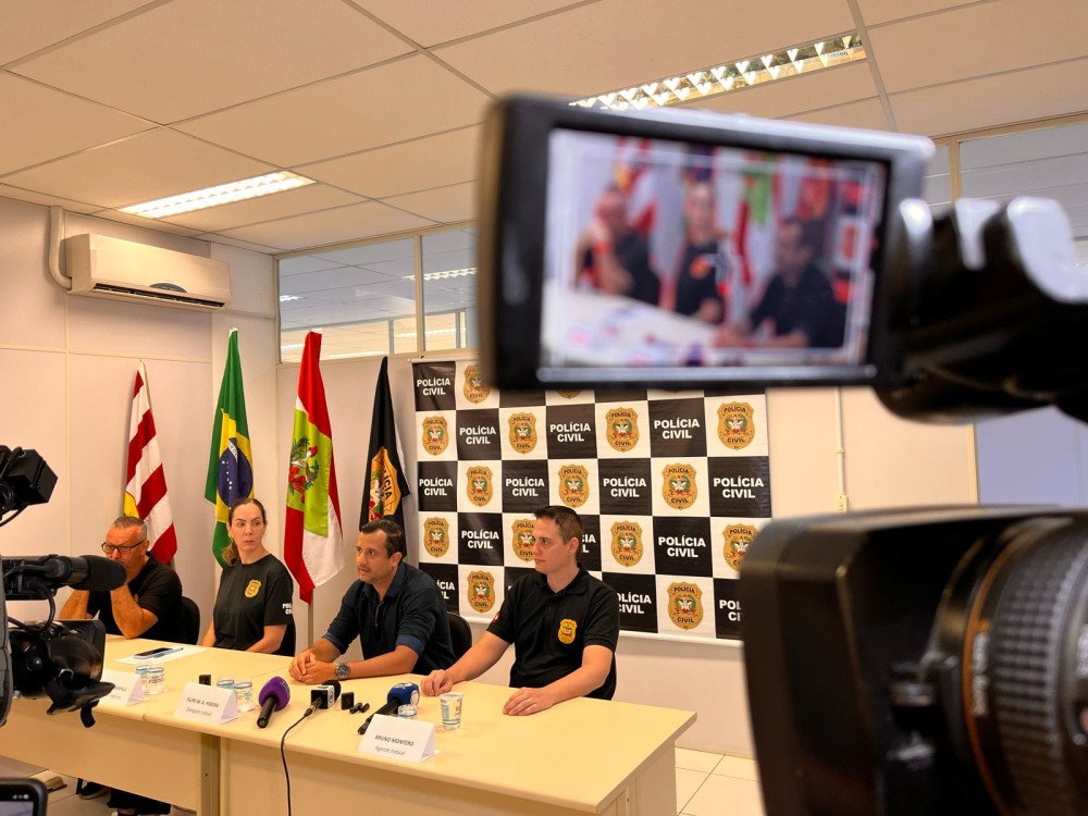 Vídeo: Jovem planejou morte dos pais para ficar com bens da família, diz polícia