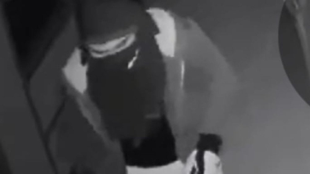 Exclusivo: Câmera de segurança flagra jovem na cozinha antes de matar pai em Indaial