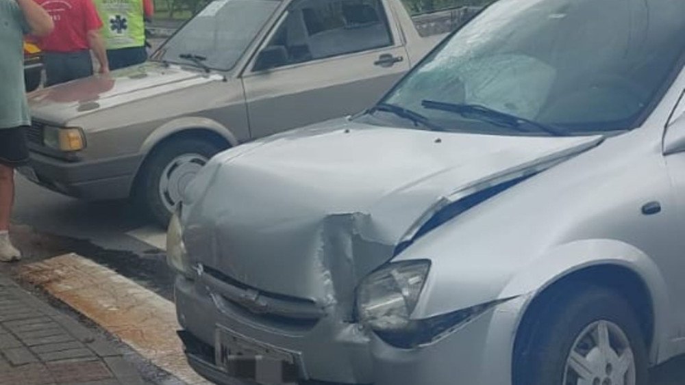 Mulher fica ferida após bater o carro em muro em Blumenau