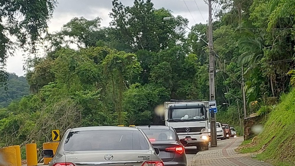 Imprudência no trânsito: motoristas desrespeitam sinalização na rua Arnold Hemmer, em Blumenau