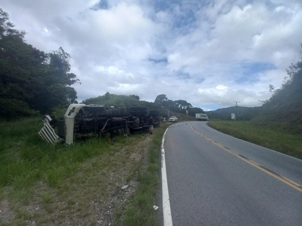 Após falha mecânica nos freios, caminhão tomba na SC-108, em Brusque