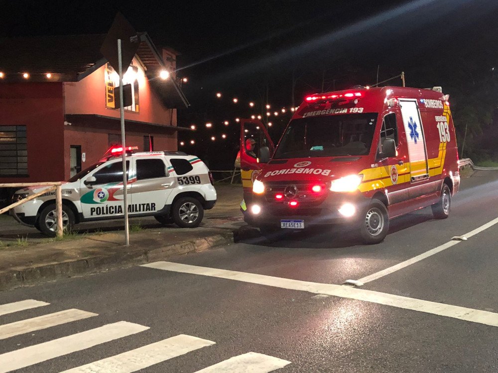 Briga entre moradores de rua termina com dois homens esfaqueados e levados ao hospital em Blumenau