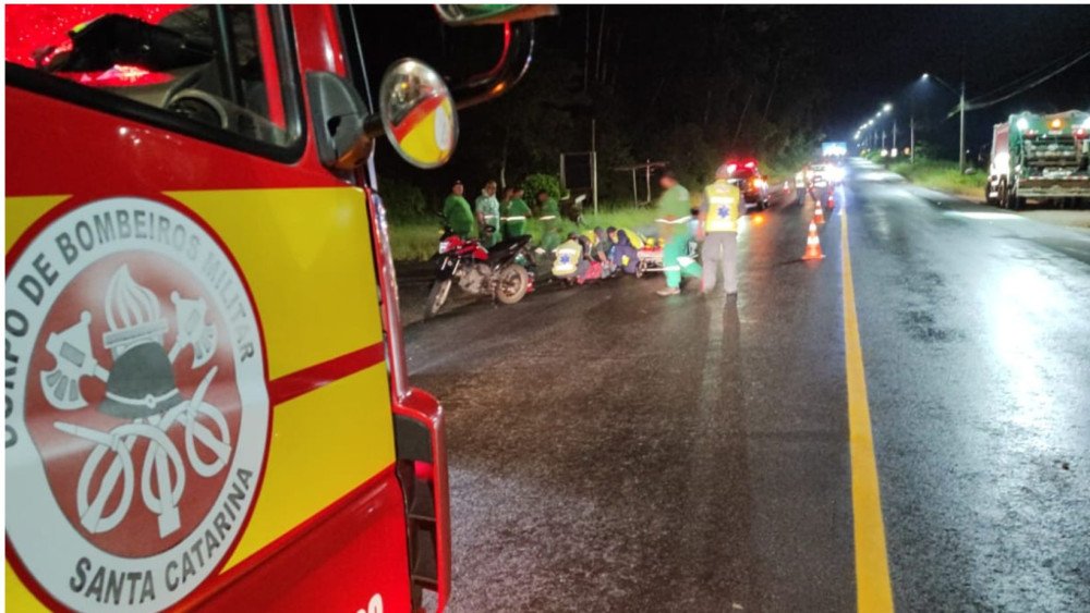 Motociclista fica ferido após colisão contra caminhão na rodovia em Gaspar