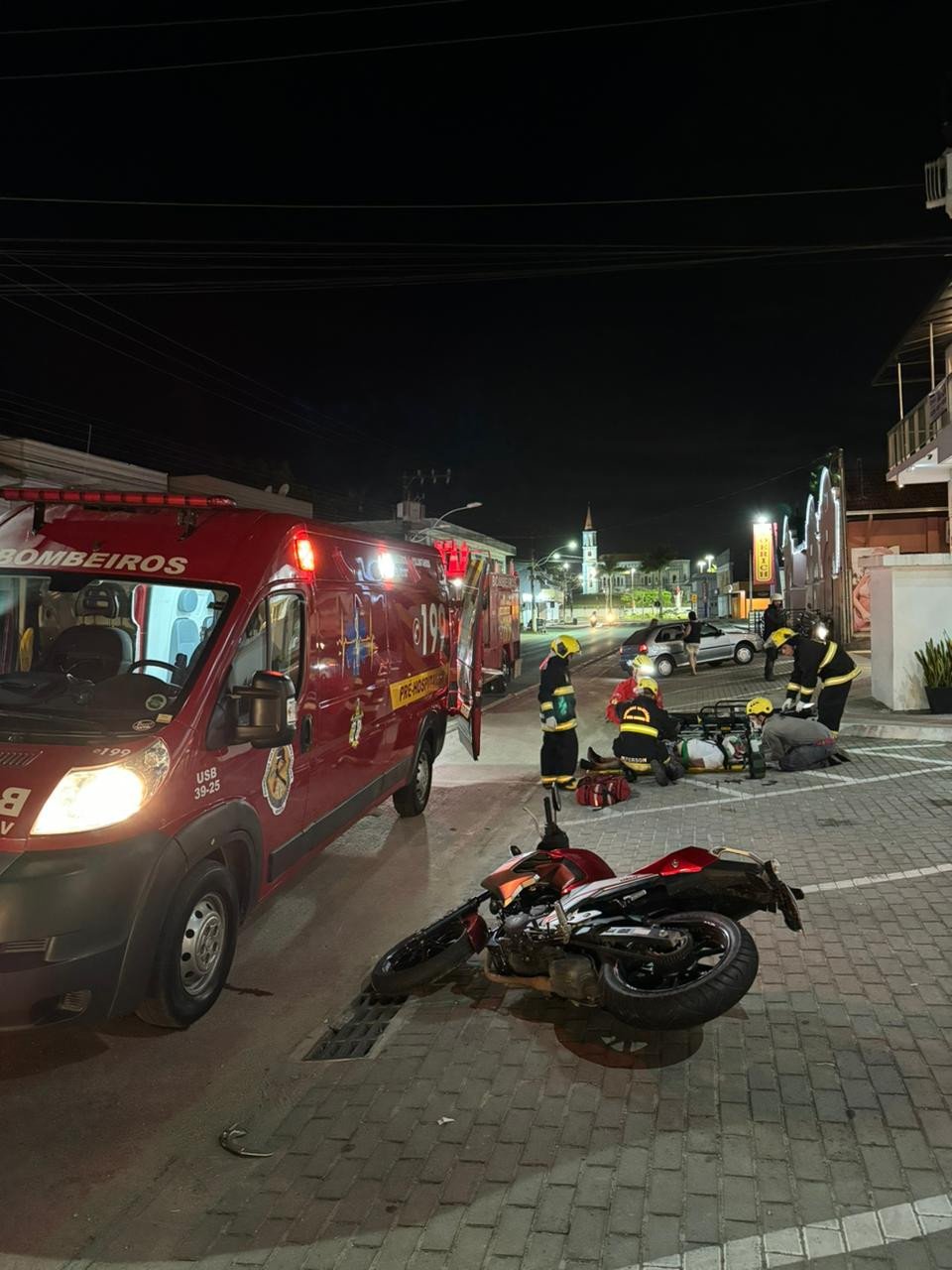 Motociclista sofre traumatismo craniano após queda de moto em Ilhota