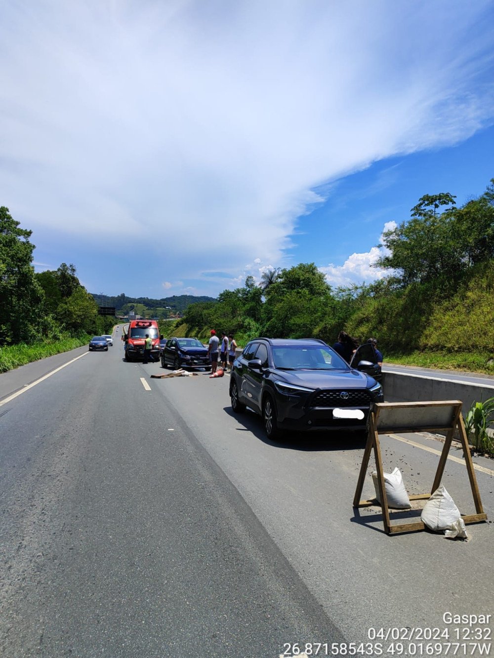 Gestante é levada ao hospital após acidente entre dois carros em Gaspar