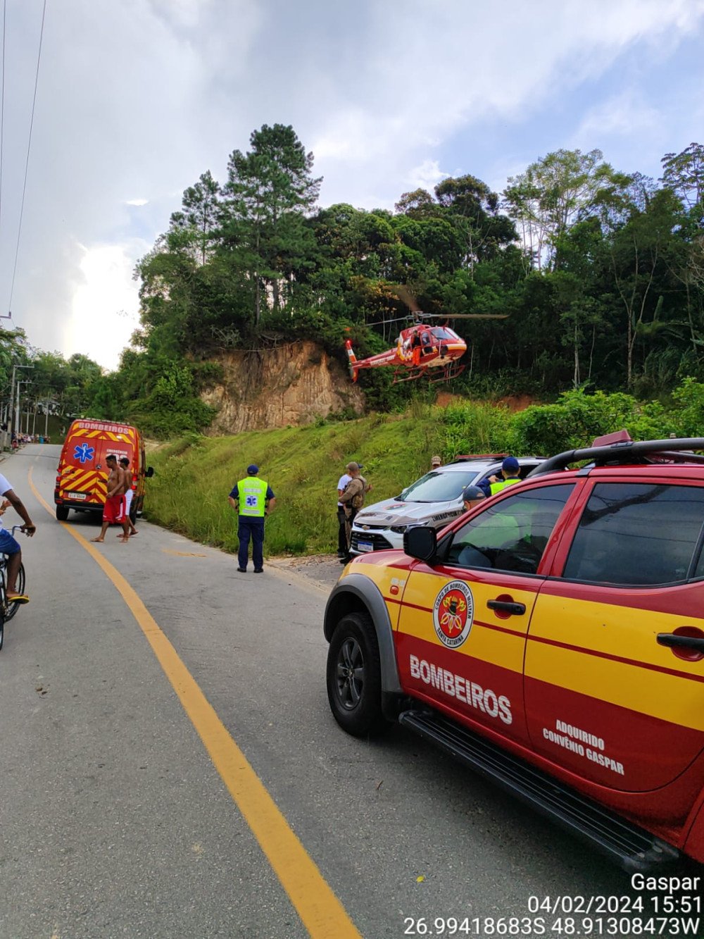 Criança que andava de bicicleta é levada ao hospital após acidente com carro