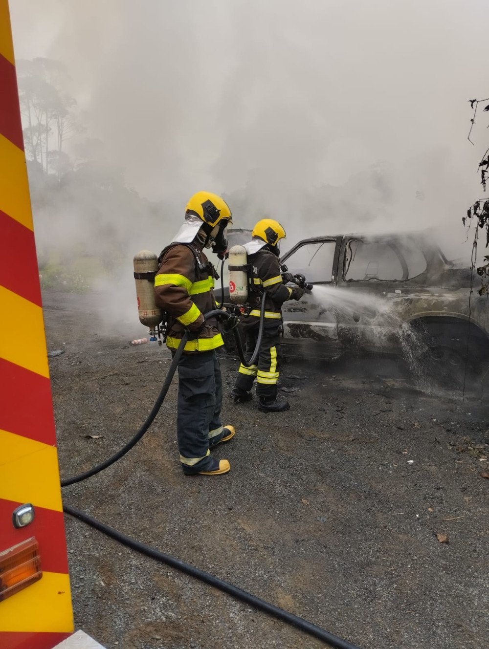 Bombeiros são acionados para apagar incêndio em carro na SC-426 em Trombudo Central