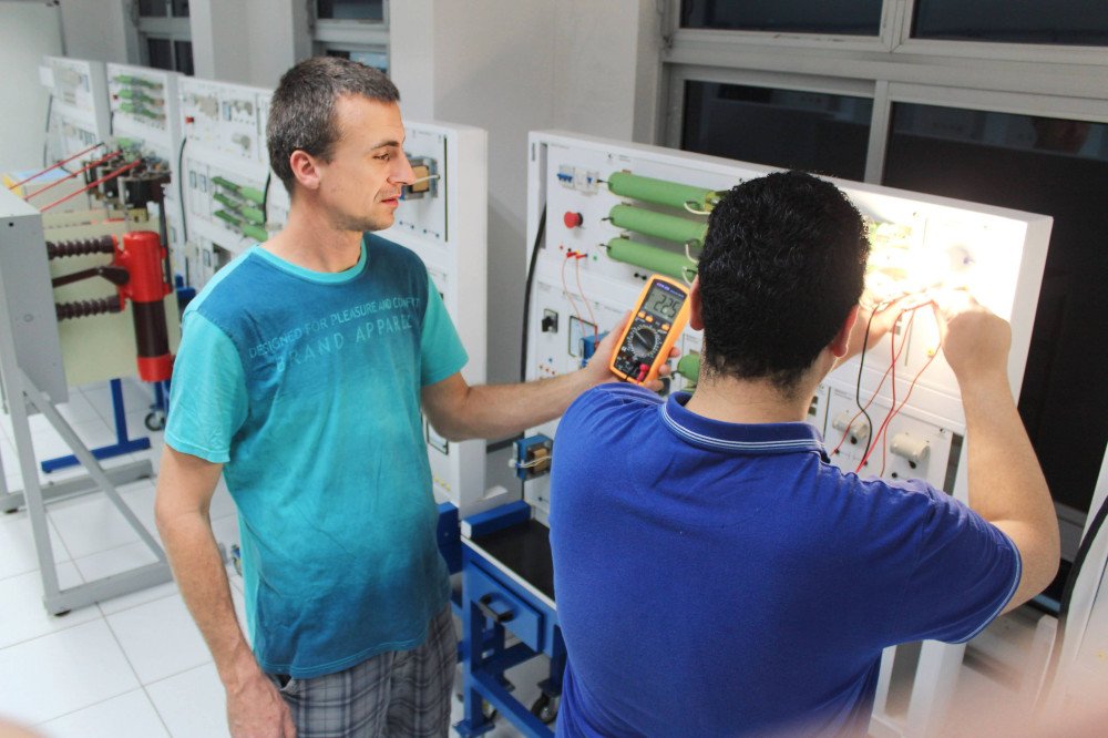 IFC Blumenau tem vagas para curso gratuito de EJA em Eletricista Industrial, saiba como se inscrever