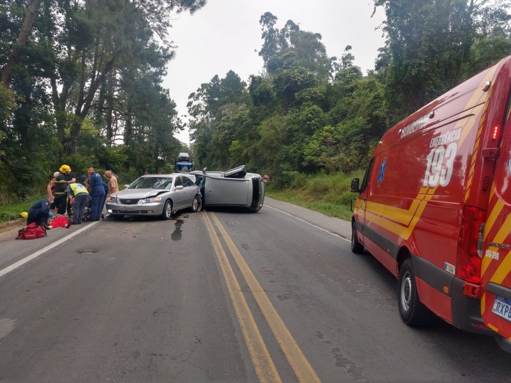 Carro tomba na BR-470, no Alto Vale, após bater na traseira de outro veículo