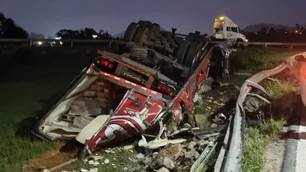 Motorista de carreta fica preso às ferragens após capotamento na BR-470, em Blumenau; veja fotos
