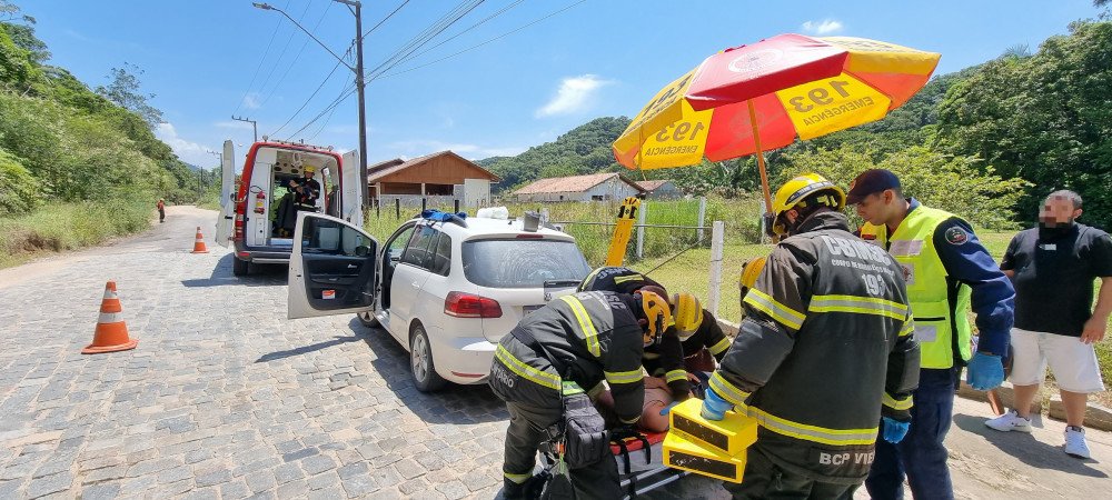 Após cair em ribanceira, mulher e filho de 5 meses são levados ao hospital em Gaspar