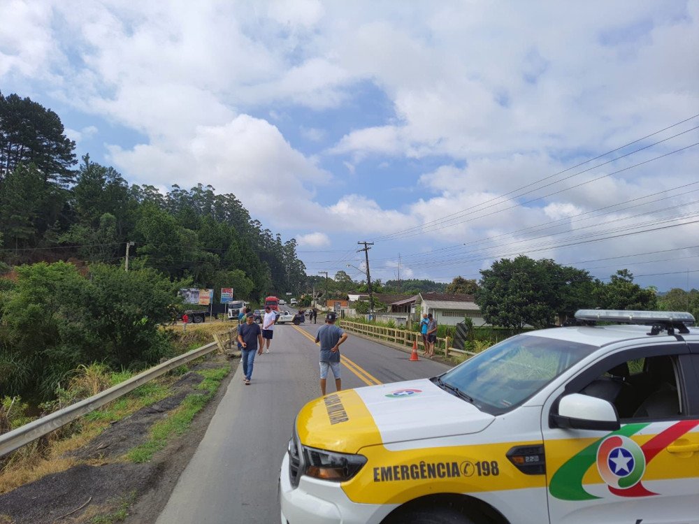 Trânsito é bloqueado na SC-350, no Alto Vale, após ponte apresentar danos estruturais