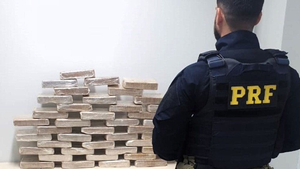 Vídeo: Homem tenta fugir mas é preso transportando 42 quilos de cocaína em São José