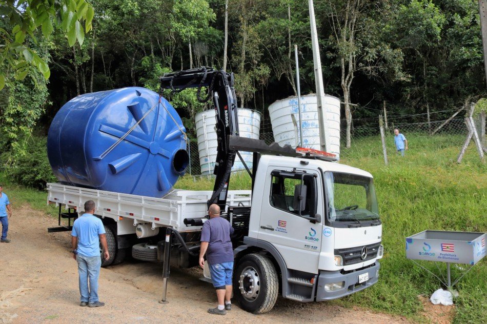 Tentando reduzir problemas de falta de água em Blumenau, Samae instala novas caixas d'água em dois bairros