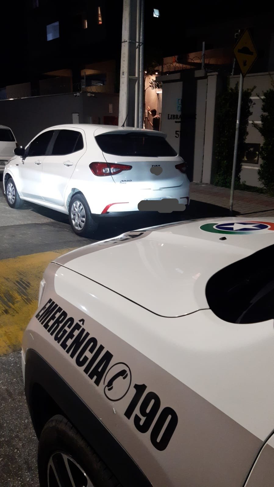 Mulher é morta com quatro tiros na frente do marido em Itajaí