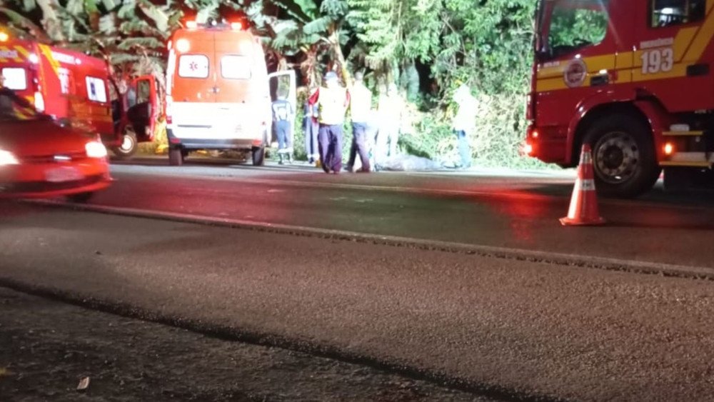 Homem morre após ser atropelado por caminhão na BR-470, em Blumenau