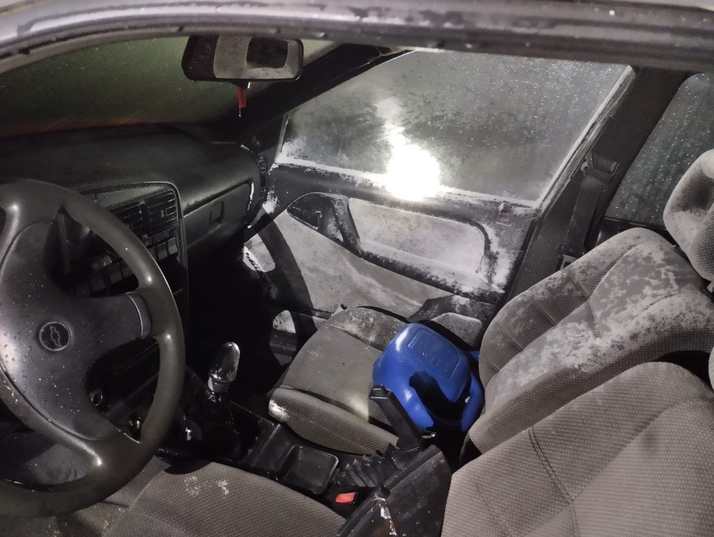 Carro pega fogo no centro de Agronômica e populares controlam as chamas