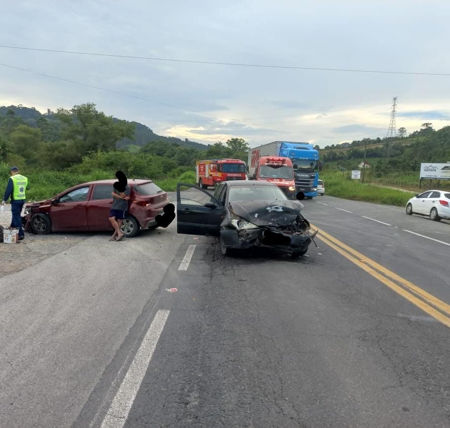 Mulher fica ferida em batida frontal entre dois carros no Alto Vale