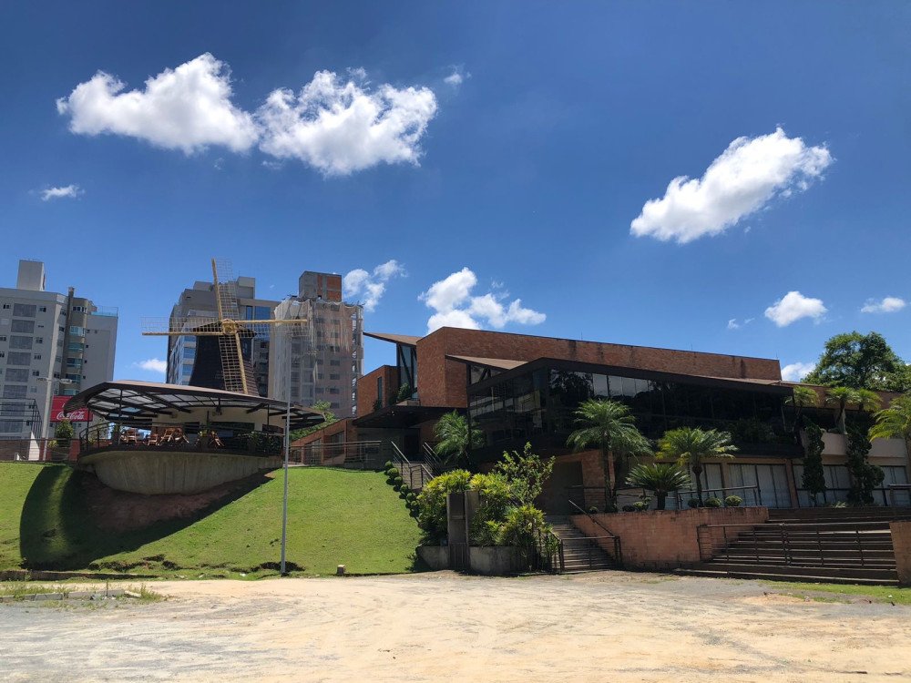 Sol aparece entre nuvens nesta sexta em Blumenau