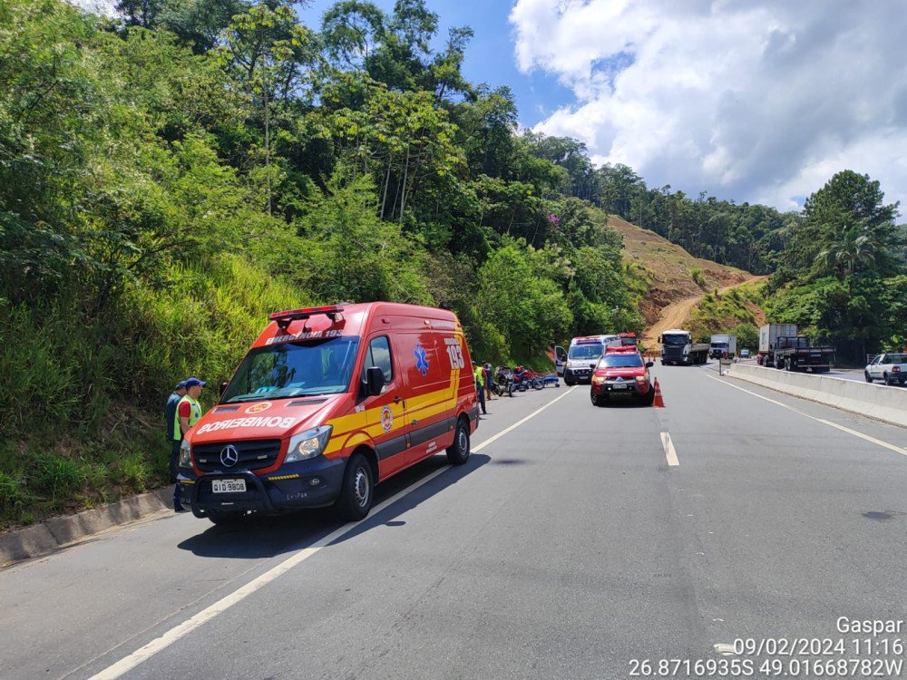 Condutor sofre traumatismo cranioencefálico após acidente entre duas motos na BR-470, em Gaspar