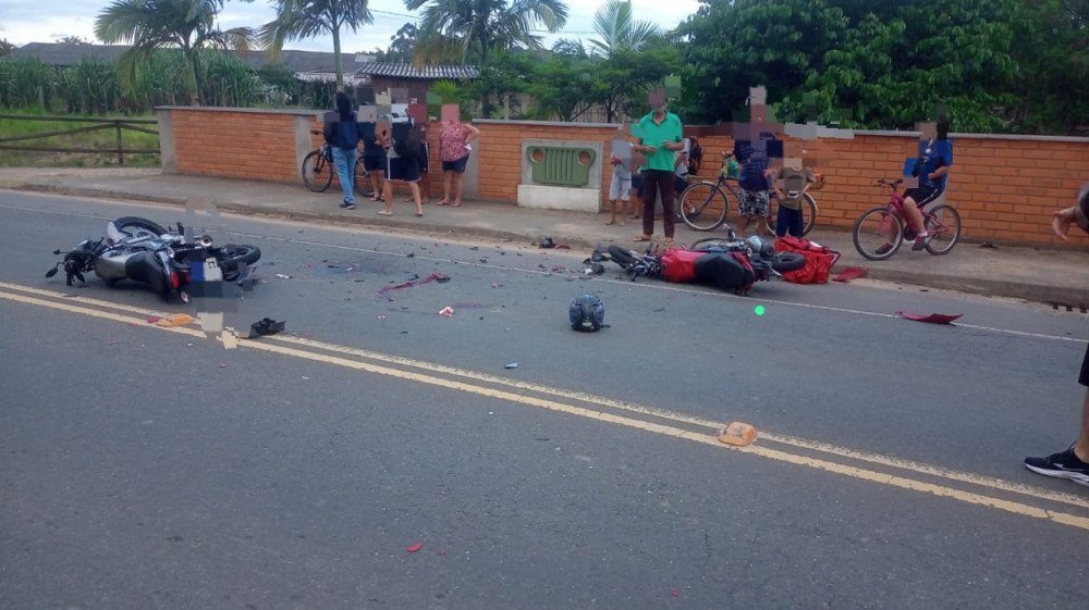 Batida frontal entre duas motos deixa condutores gravemente feridos em Indaial
