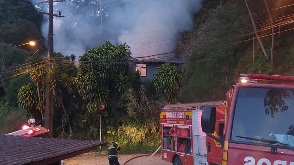 Casa é totalmente destruída por incêndio durante a madrugada em Blumenau