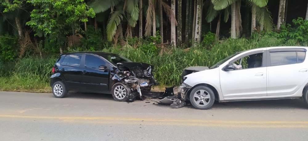 Vídeo: três pessoas ficam feridas após acidente envolvendo dois carros em Blumenau