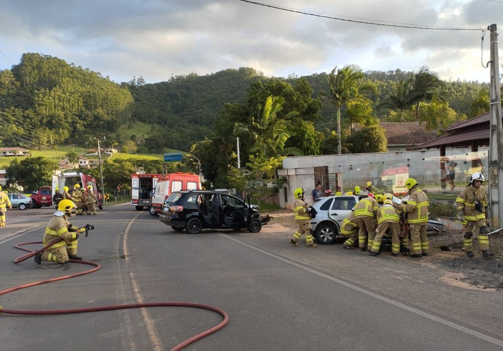 Quatro pessoas ficam feridas, duas em estado grave, após acidente envolvendo dois carros em Ibirama