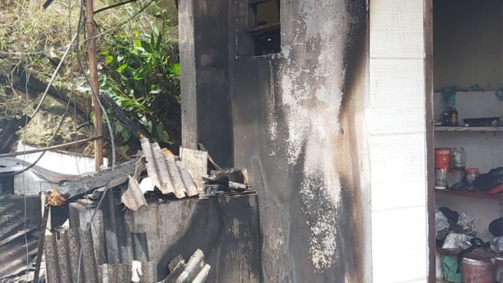 Casa pega fogo e bombeiros são acionados em Blumenau neste domingo