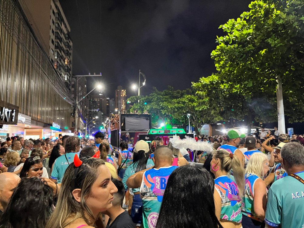 Carnaval de rua atrai milhares de pessoas em Balneário Camboriú