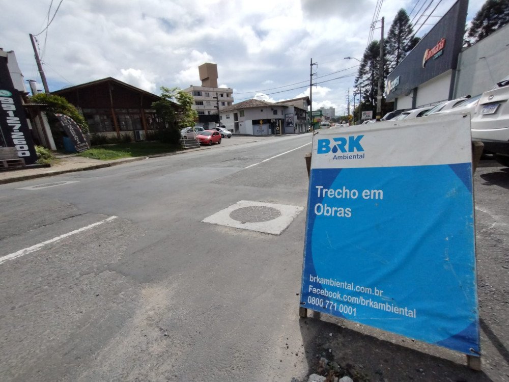 Rua Namy Deeke tem interdição parcial para obra de esgoto nesta segunda-feira