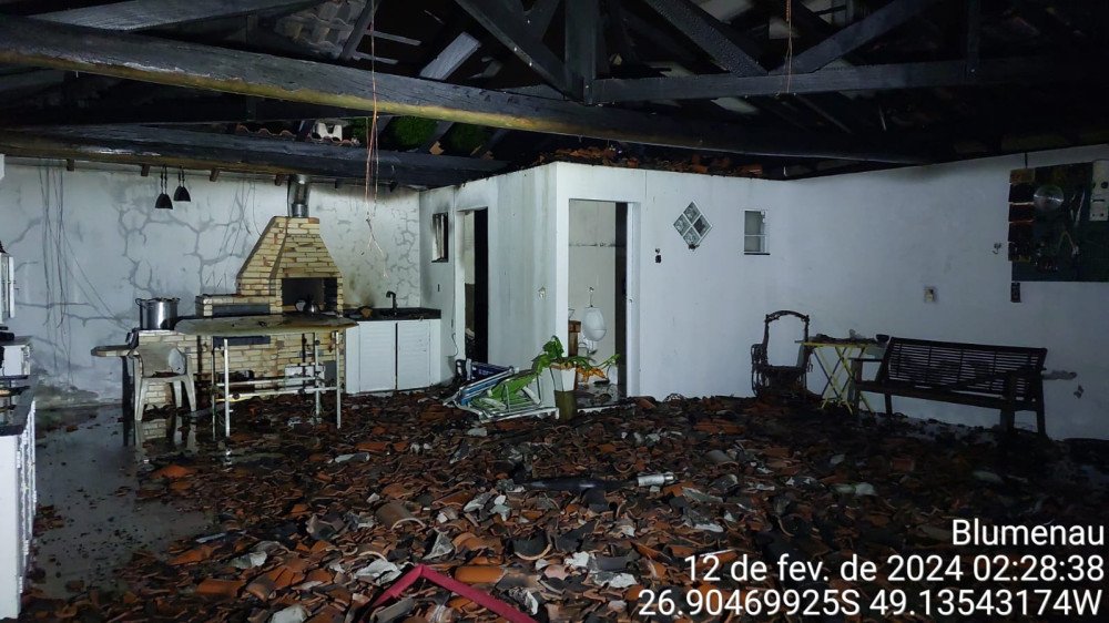 Fogo destrói área de lazer de casa em Blumenau