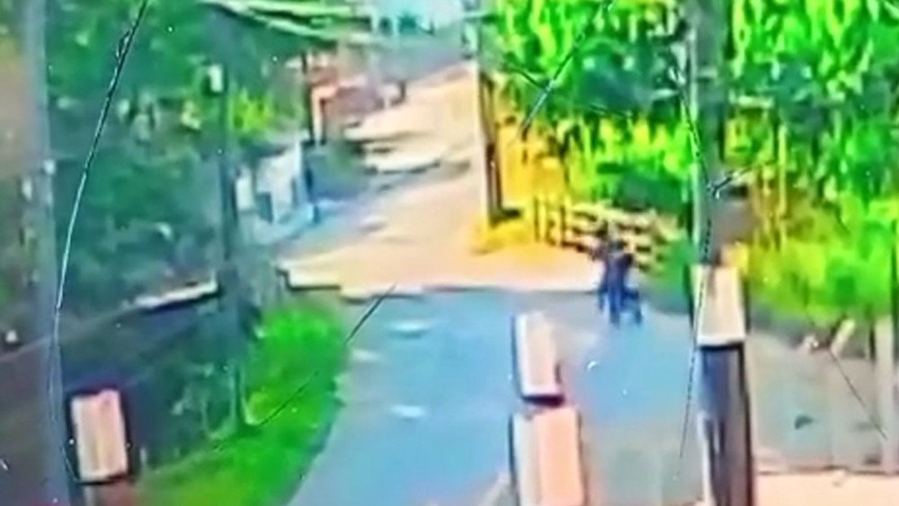 Vídeo: Motociclista fica ferido após bater contra mureta de ponte em Ilhota